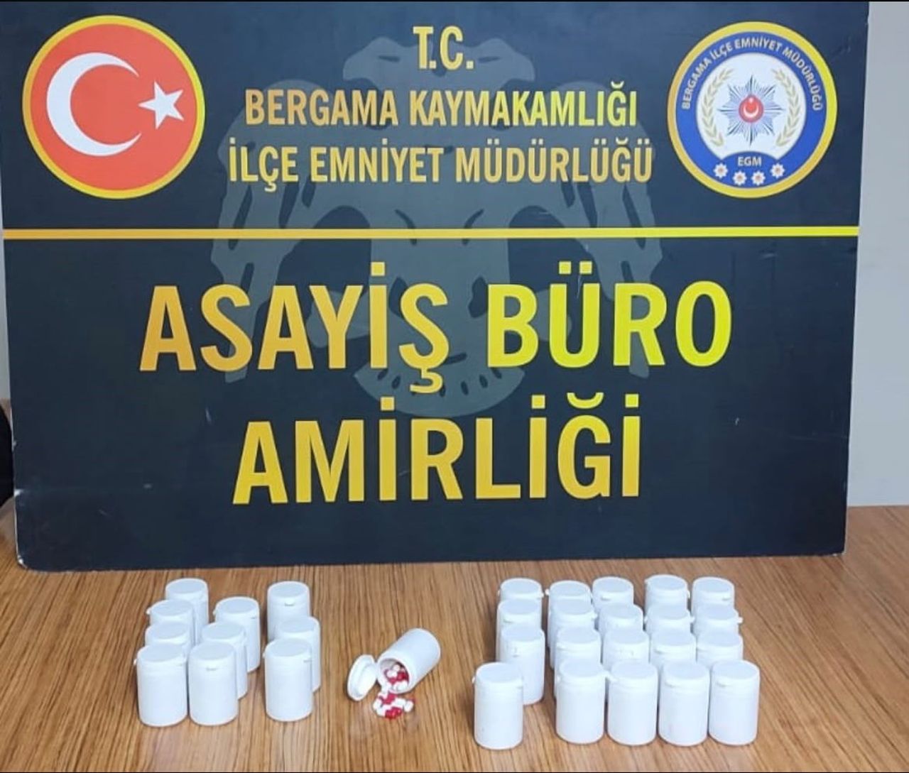 İZMİR’İN BERGAMA İLÇESİNDE POLİS EKİPLERİ TARAFINDAN BİR ADRESE DÜZENLENEN UYUŞTURUCU...