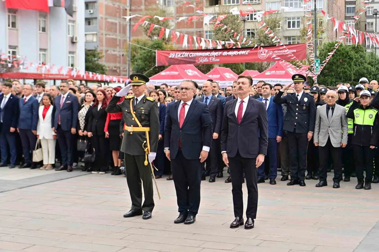 BAHÇELİEVLER’DE 29 EKİM CUMHURİYET BAYRAMI KUTLAMALARI, HÜKÜMET KONAĞI ÖNÜNDE DÜZENLENEN ÇELENK...