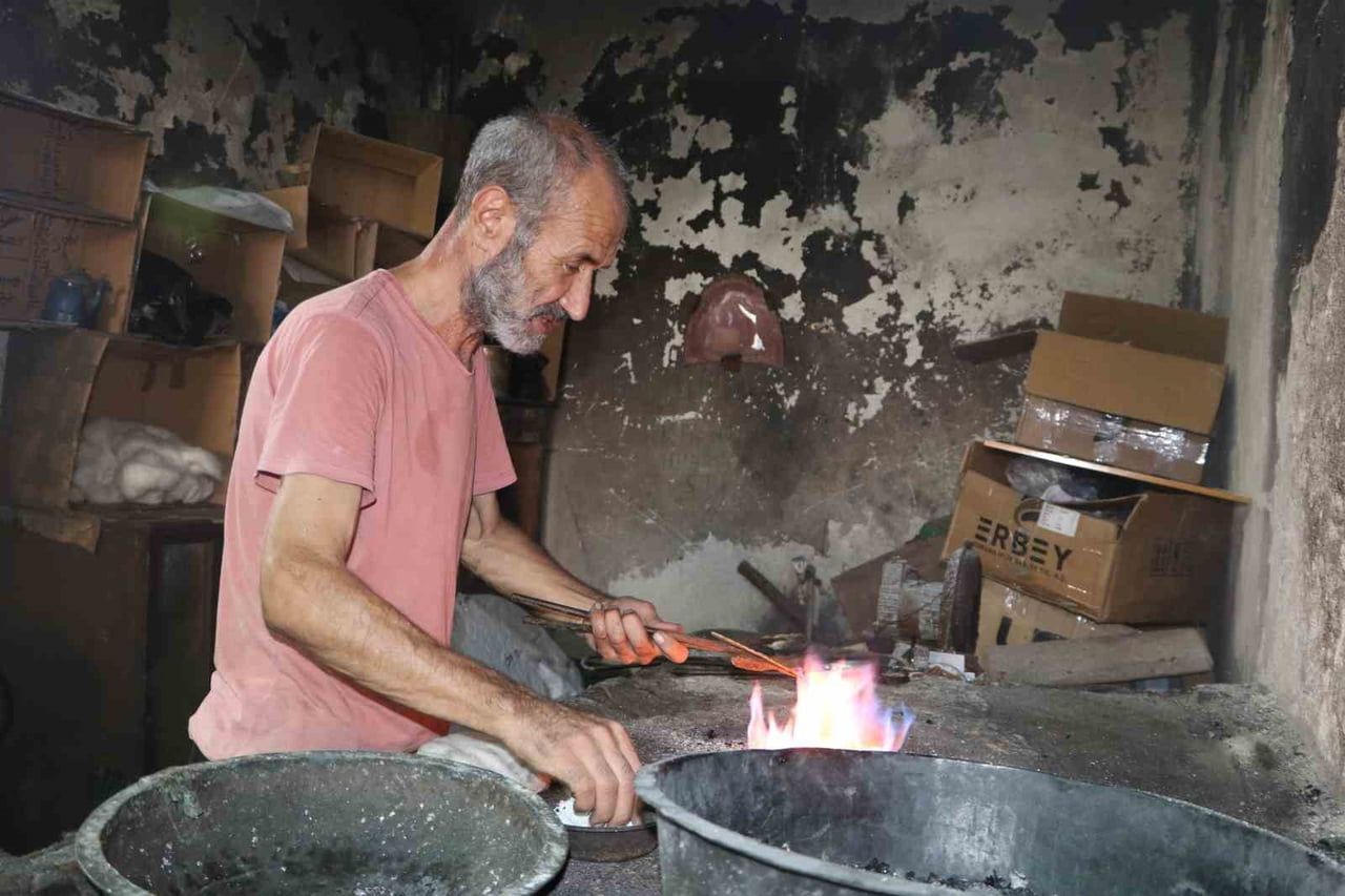 ADANA’DA UNUTULMAYA YÜZ TUTAN KALAYCILIK MESLEĞİNİ 4. KUŞAK OLARAK SÜRDÜREN HULUSİ DEVECİ, BİR...