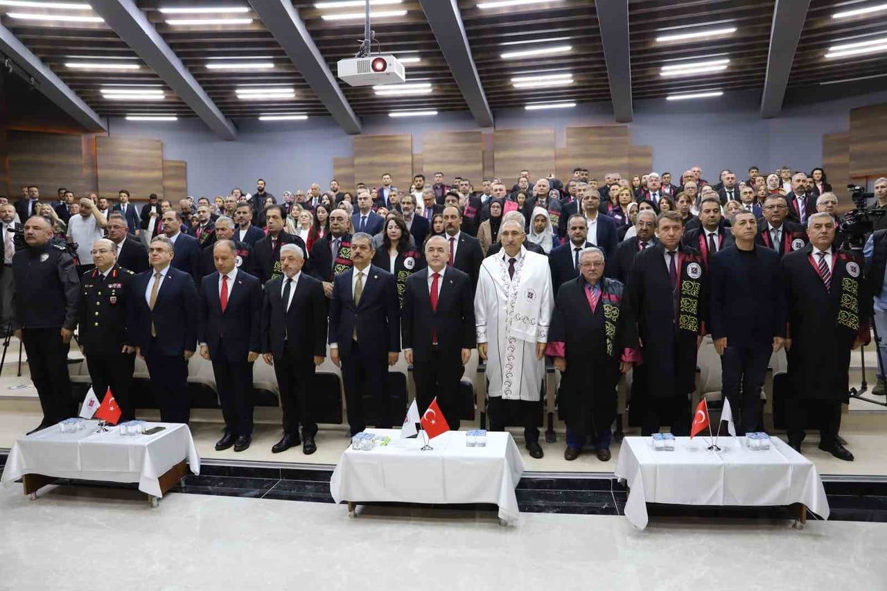 FIRAT ÜNİVERSİTESİ 2026-2027 AKADEMİK YILINA DÜZENLENEN TÖRENLE BAŞLADI; ELAZIĞ VALİSİ DR. NUMAN...
