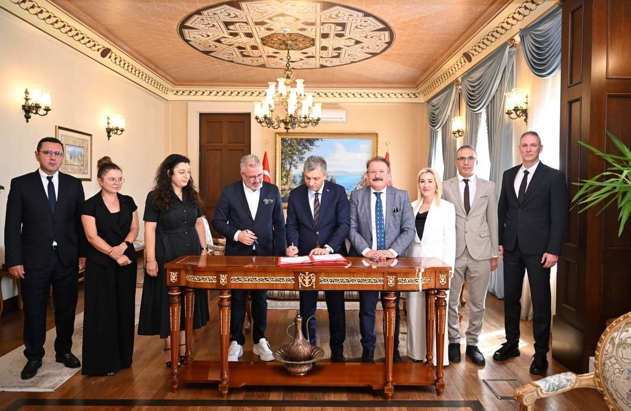VALİ HULUSİ ŞAHİN (ORTADA) PROTOKOLE İMZA ATTI