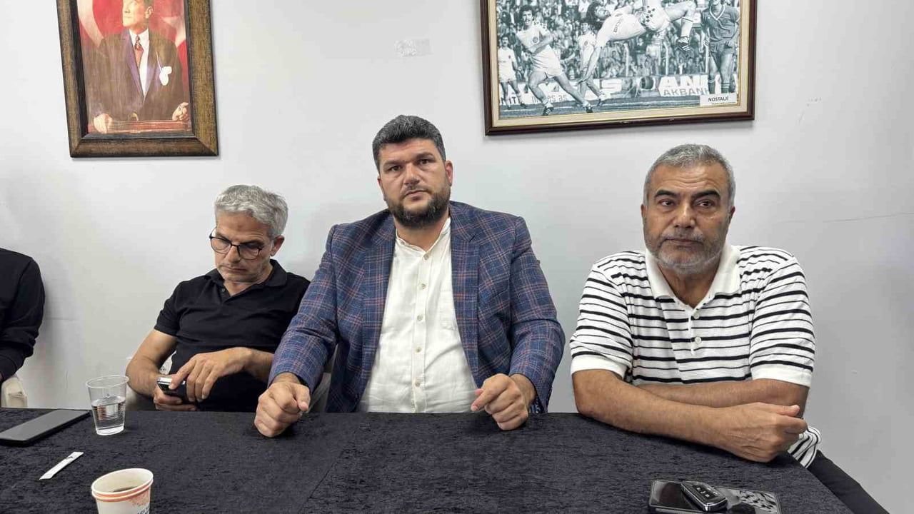 ADANASPOR’DA ERGİN GÖLELİ’DEN GÖREVİ DEVRALAN YENİ BAŞKAN UĞUR ÖZDEMİR (ORTADA) TÜRKİYE SPOR...