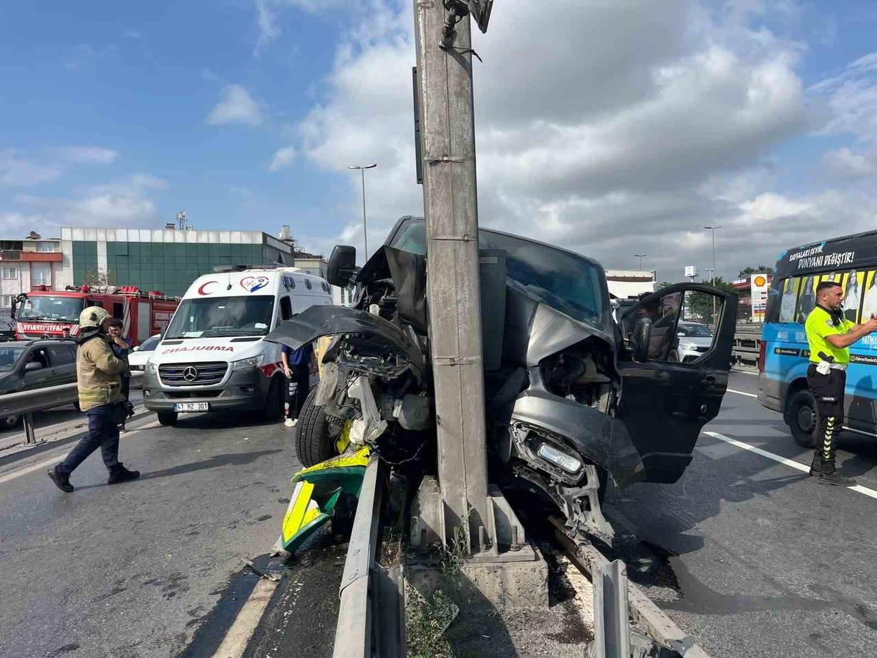 KÜÇÜKÇEKMECE E5'TE YAZ KURSUNA GİDEN ÇOCUKLARI TAŞIYAN TİCARİ ARAÇ, YOL AYRIMINDA ÖNCE BARİYERLERE...