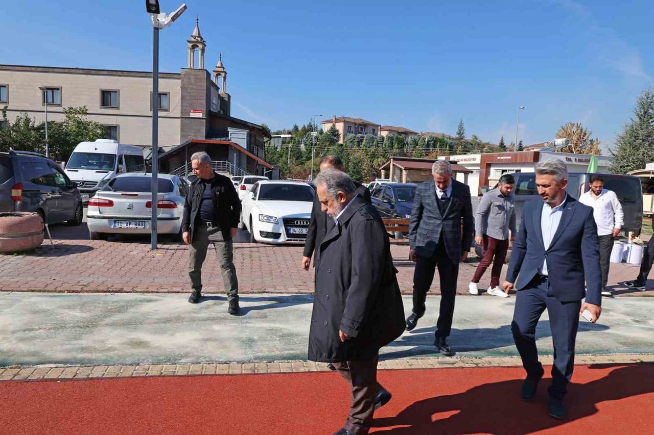 TALAS BELEDİYE BAŞKANI MUSTAFA YALÇIN, YAMAÇ PARAŞÜTÜ İNİŞ ALANI’NDA YAPIMI TAMAMLANAN YÜRÜYÜŞ...