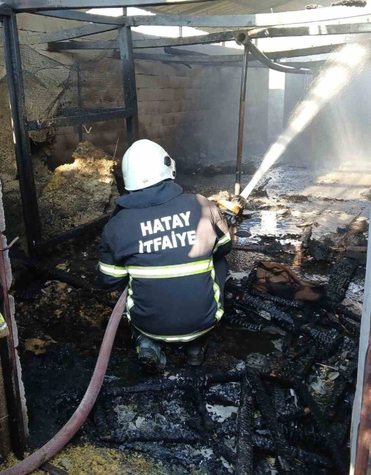 HASSA’DA ÇIKAN EV VE AHIR YANGINI EKİPLERİN MÜDAHALESİYLE KONTROL ALTINA ALINDI.