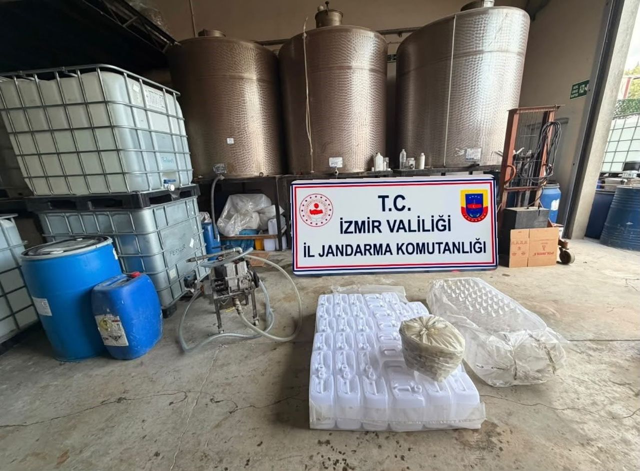 İZMİR'İN BORNOVA İLÇESİNDE BİR İŞ YERİNE DÜZENLENEN OPERASYONDA 21 BİN 20 LİTRE ETİL ALKOL ELE...