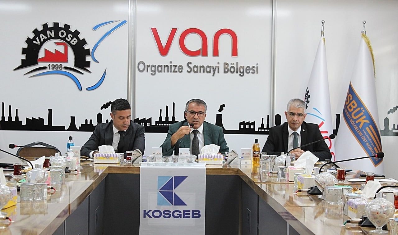 VAN ORGANİZE SANAYİ BÖLGESİ (OSB) YÖNETİM KURULU BAŞKANI MEMET ASLAN (ORTADAKİ), KOSGEB’İN GÜNCEL...