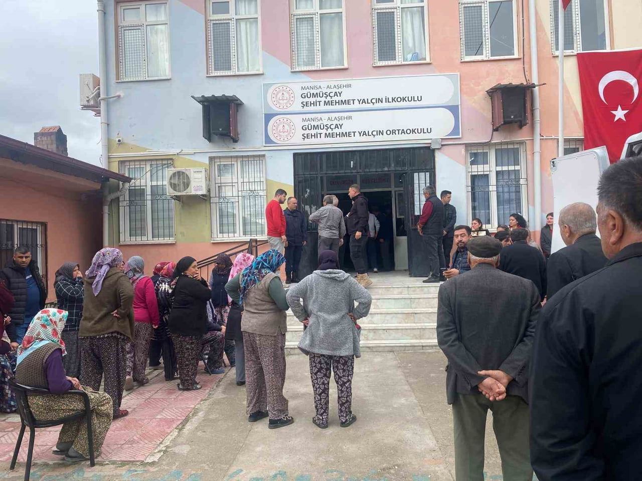 MANİSA’NIN ALAŞEHİR İLÇESİNDE YAKLAŞIK 20 YILDIR GÖREV YAPTIĞI İLKOKULDA ÖĞRETMENLER ODASINDA...