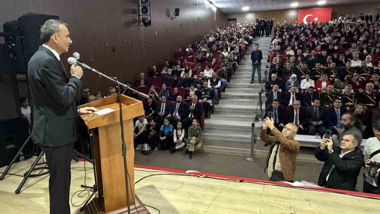BALIKESİR’İN EDREMİT İLÇESİNDE CUMHURİYET’İN İLANININ 103. YIL DÖNÜMÜ DOLAYISIYLA DÜZENLENEN RESMİ...