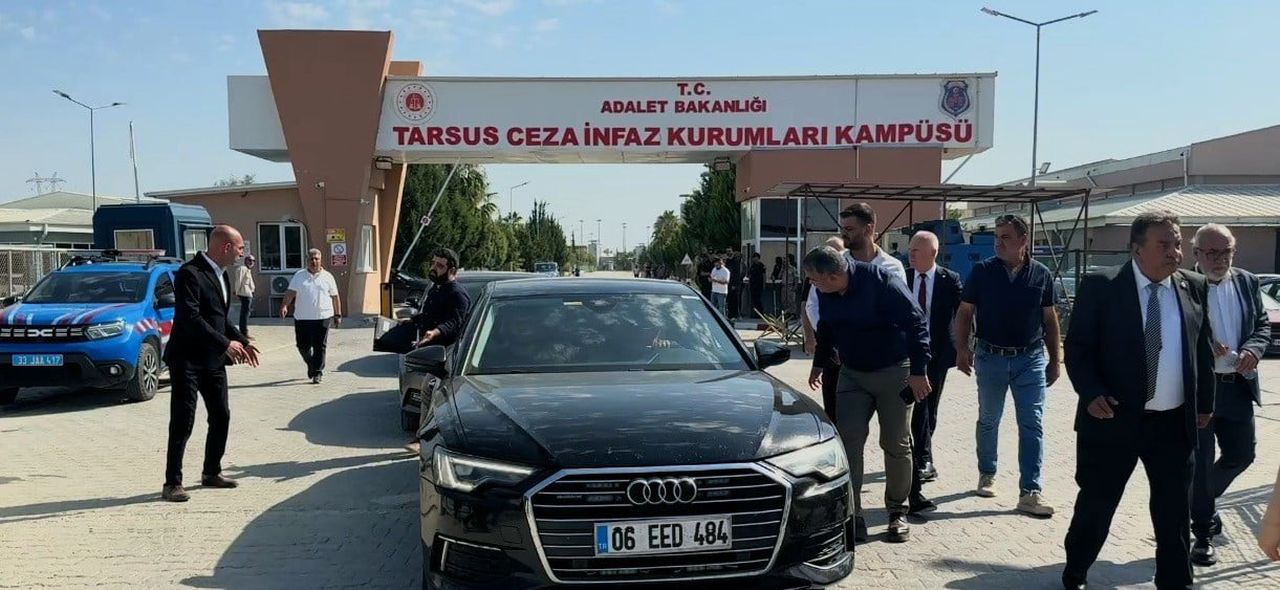 YENİ PARTİ GENEL BAŞKANI ÖZGÜR ÖZEL VE BERABERİNDEKİ HEYET, TARSUS CEZAEVİNDE BULUNAN BELEDİYE...