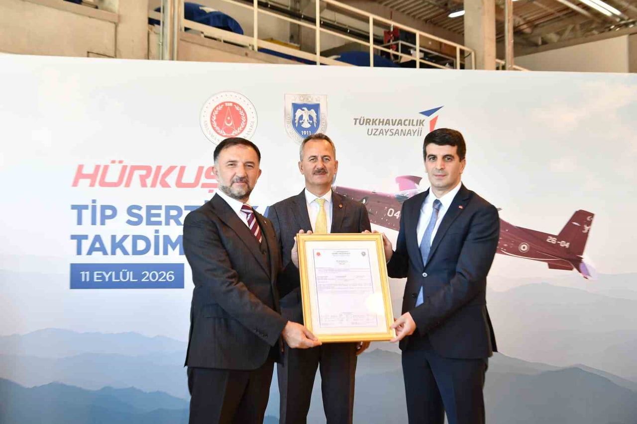 SERTİFİKA, SAVUNMA SANAYİİ BAŞKANI HALUK GÖRGÜN'E (ORTADA) TAKDİM EDİLDİ