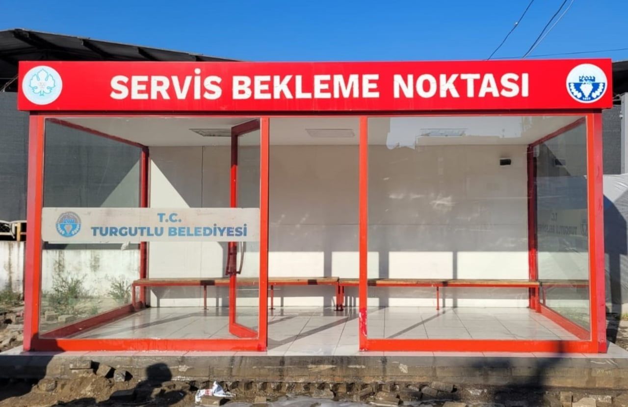 TURGUTLU BELEDİYESİ, KENT GENELİNDEKİ SERVİS BEKLEME DURAKLARINDA KAPSAMLI TEMİZLİK ÇALIŞMASI...