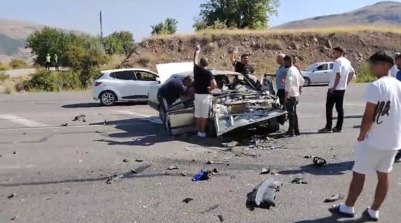 MALATYA’DA İKİ OTOMOBİLİN KAFA KAFAYA ÇARPIŞMASI SONUCU MEYDANA GELEN TRAFİK KAZASINDA 2 KİŞİ...