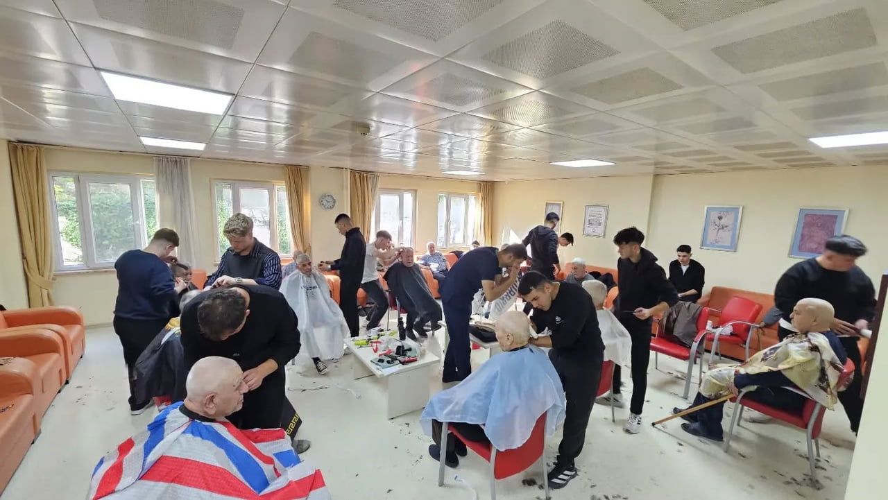 KÜTAHYA’DA KUAFÖRLÜK ÖĞRENCİLERİNDEN HUZUREVİ SAKİNLERİNE ANLAMLI ZİYARET