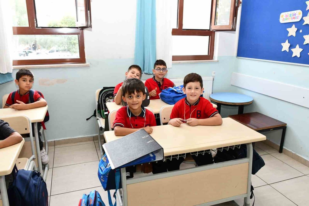 OSMANELİ İLÇESİNDE 3 BİN 385 ÖĞRENCİ İLK DERS ZİLİ ÇALMASININ ARDINDAN SINIFLARINA GİREREK...
