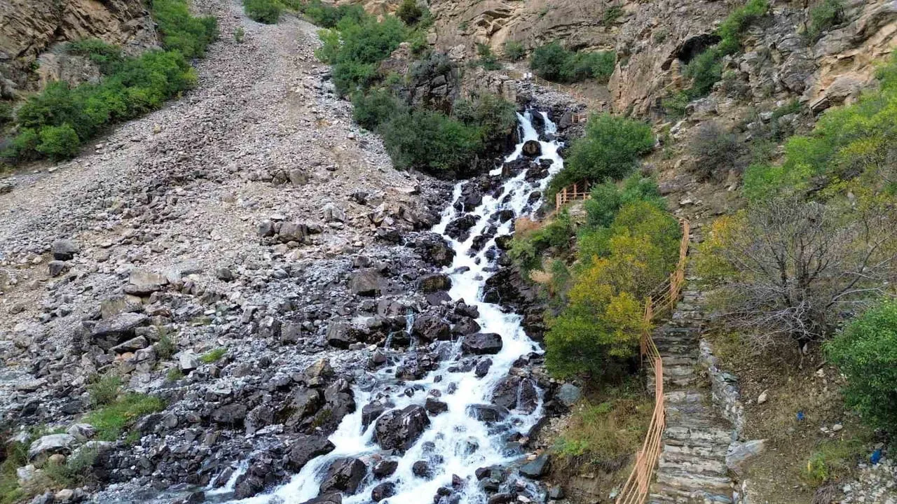 VAN'IN ÇATAK İLÇESİNDE YAZ AYLARINDA KURUYAN KANİSPİ ŞELALESİ, SON BİR HAFTADIR ETKİLİ OLAN...