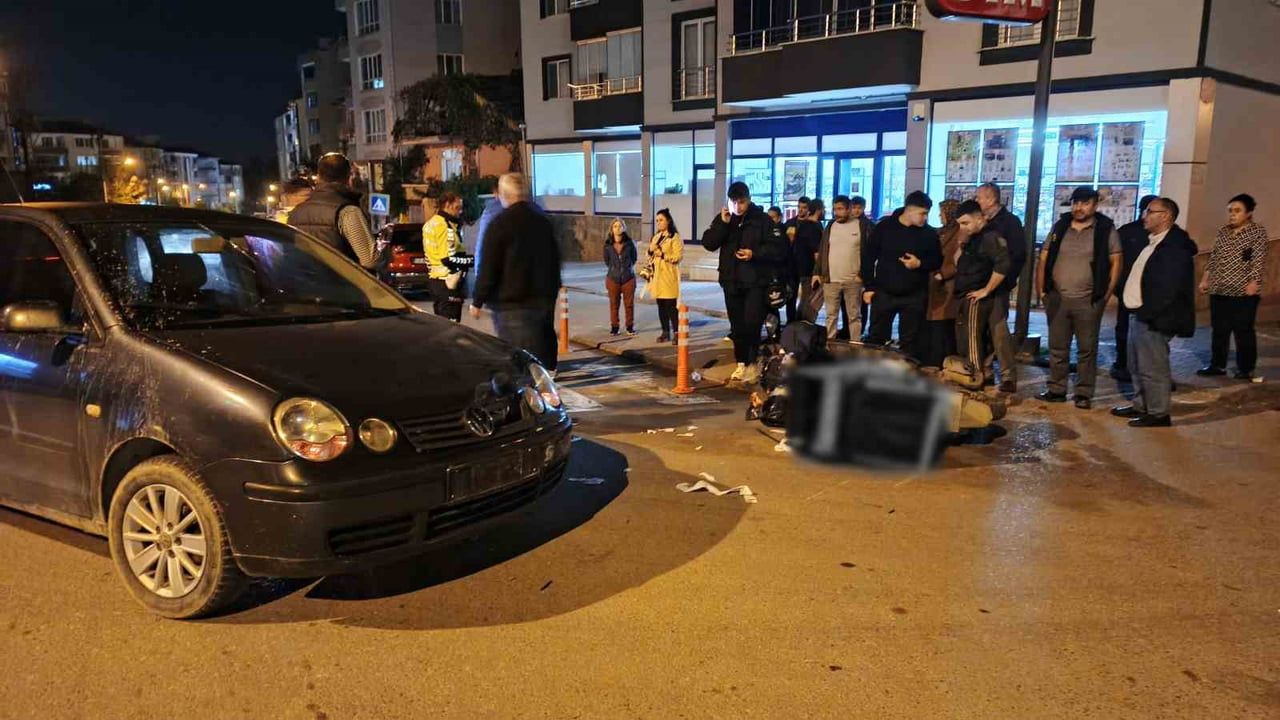 SAMSUN’UN BAFRA İLÇESİNDE OTOMOBİLİN ÇARPTIĞI MOTOSİKLET SÜRÜCÜSÜ KURYE YARALANDI.