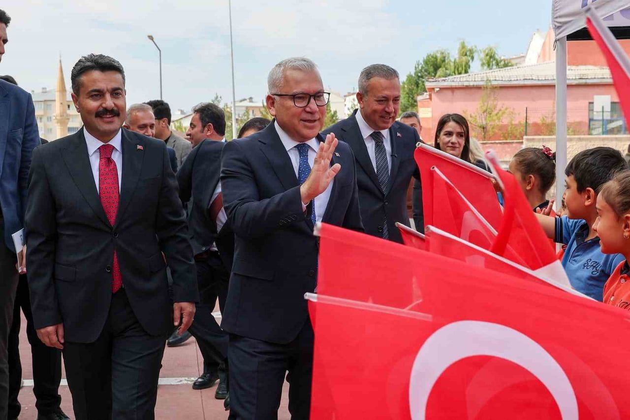 SİVAS’TA OKULLARIN AÇILMASININ ARDINDAN BİR ÇOK OKULDA İLKÖĞRETİM HAFTASI NEDENİYLE ÇEŞİTLİ...