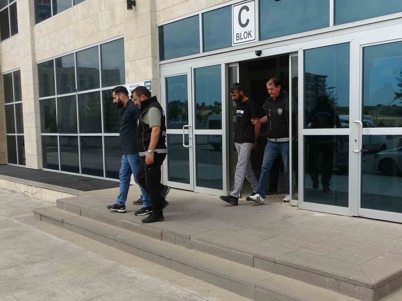 UŞAK’TA BİR KUYUMCUDA GERÇEKLEŞTİRİLEN SOYGUNLA İLGİLİ GÖZALTINA ALINAN 4 ŞÜPHELİDEN 3’Ü...
