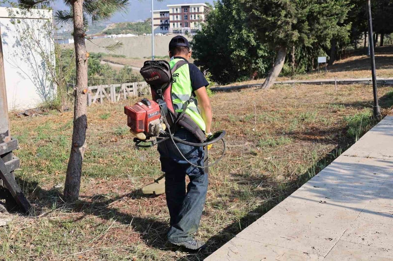 HATAY BÜYÜKŞEHİR BELEDİYESİ EKİPLERİNİN OKULLARDA GERÇEKLEŞTİRDİĞİ ÇEVRE DÜZENLEME ÇALIŞMALARINDAN...