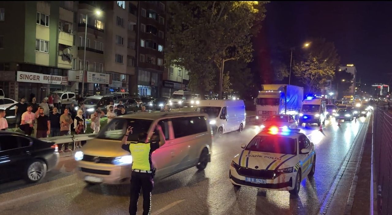 DÜŞMANLARIM VAR" DEDİ, METRO TELLERİNE EKİPLERLE KÖŞE KAPMACA OYANDI…BURSA’YI DURDURDU