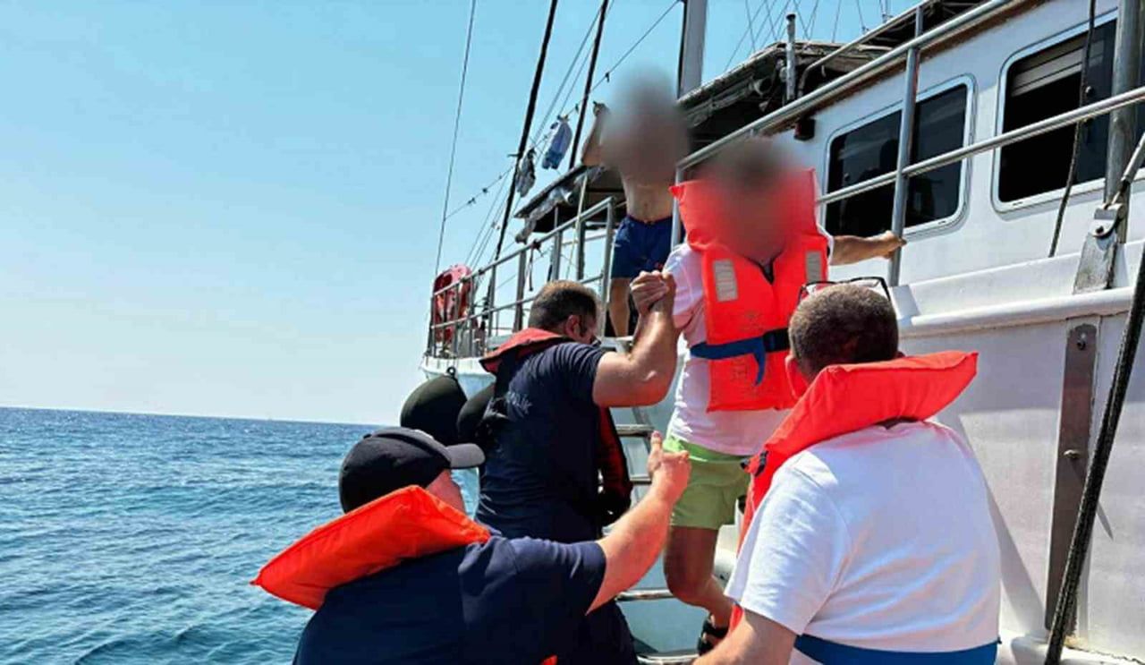 MARMARİS İLÇESİ AÇIKLARINDA İÇERİSİNDE 11 KİŞİNİN BULUNDUĞU GEZİ TEKNESİNİN KARAYA OTURMASI SONUCU...