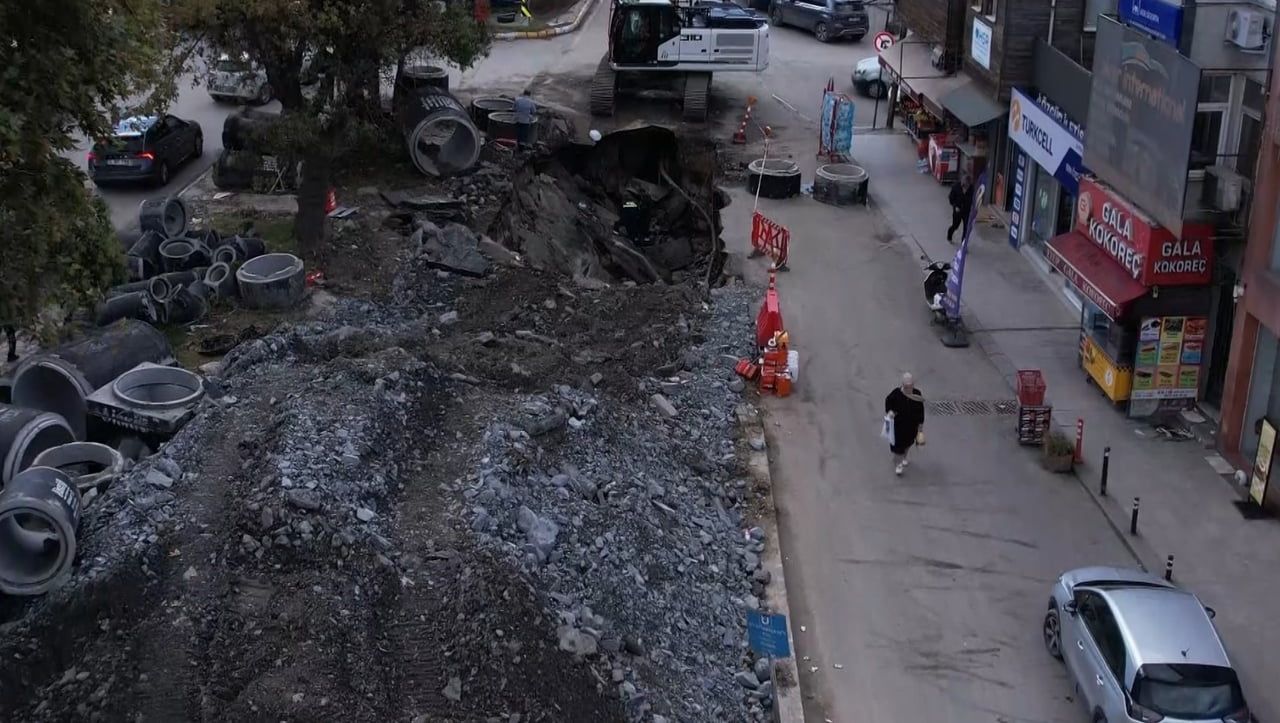 İSTANBUL EYÜPSULTAN’DA DEVAM EDEN ALTYAPI ÇALIŞMALARINDA SABAH SAATLERİNDE KISMİ ÇÖKME MEYDANA...