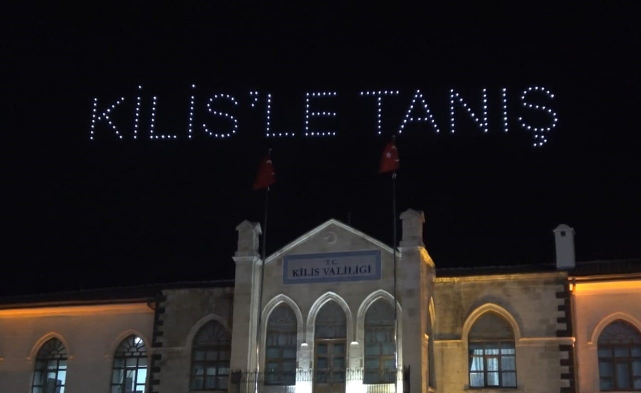 SINIRIN SIFIR NOKTASINDA MERCİDABIK ZAFERİ COŞKUSU GÖKYÜZÜNE YANSIDI