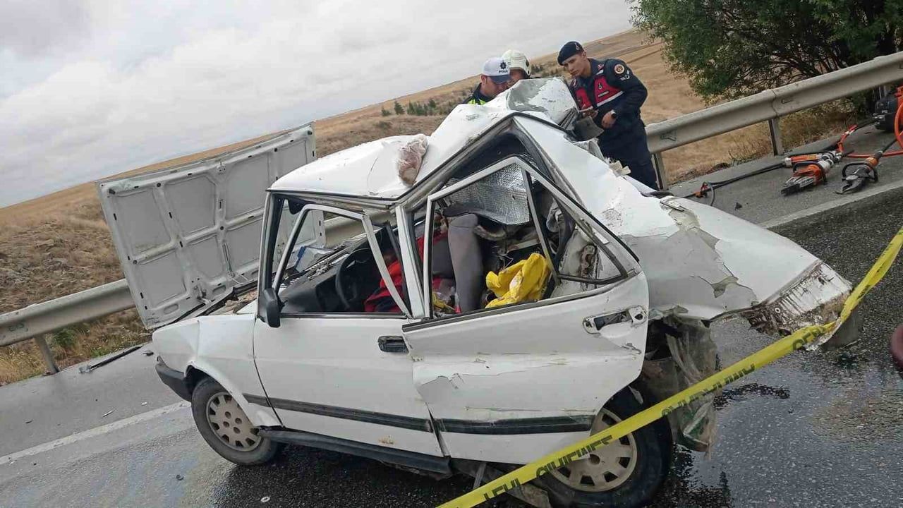 ESKİŞEHİR'DE TIRIN OTOMOBİLE ARKADAN ÇARPMASI SONUCU MEYDANA GELEN TRAFİK KAZASINDA 2 KİŞİ...