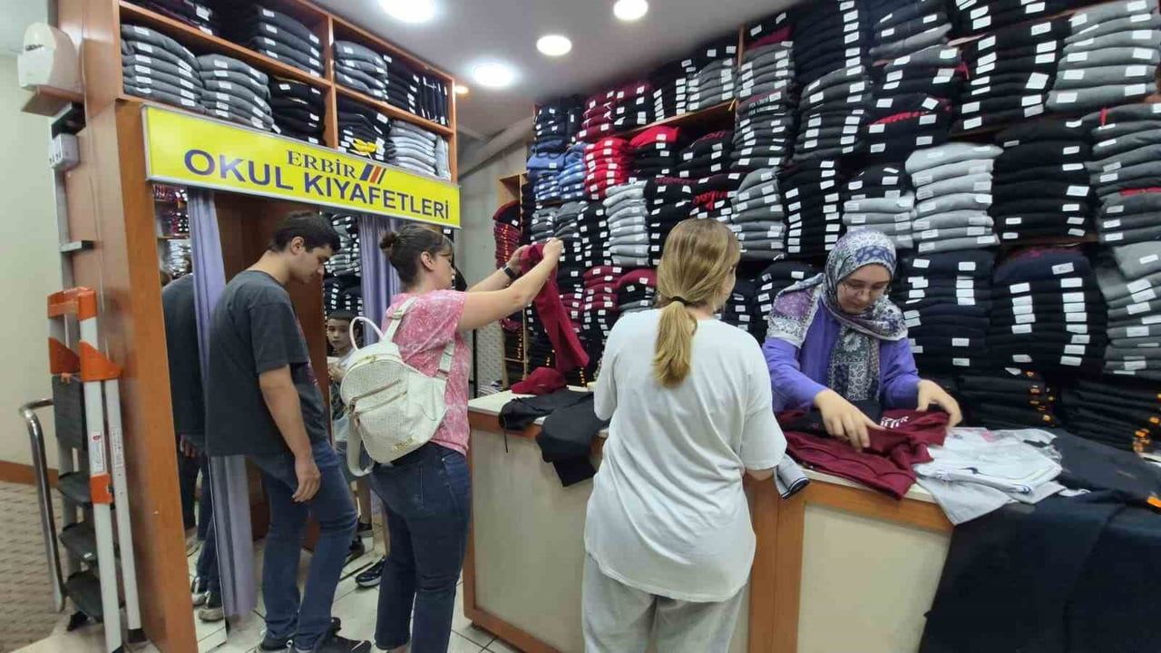 YENİ EĞİTİM-ÖĞRETİM YILININ YAKLAŞMASIYLA BİRLİKTE OKUL KIYAFETİ SATAN MAĞAZALARDA YOĞUNLUK...