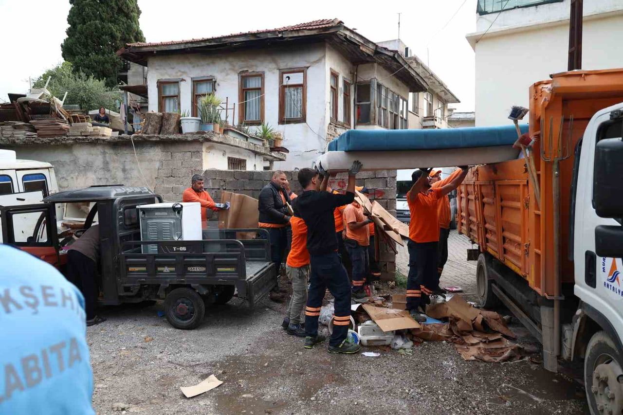 ANTALYA BÜYÜKŞEHİR BELEDİYESİ ZABITA EKİPLERİ TARİHİ BALBEY MAHALLESİNDE HURDACI VE ATIK...