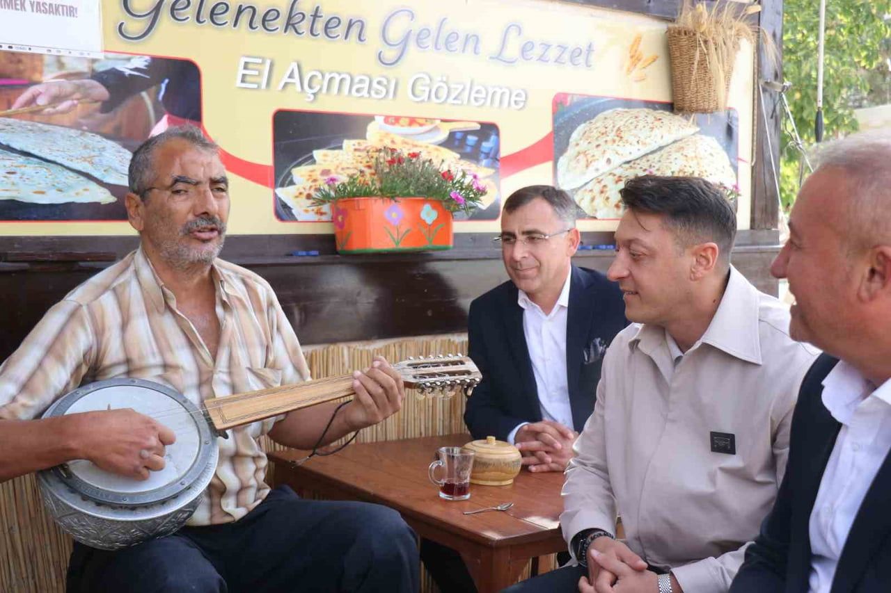 AK PARTİ MKYK ÜYESİ VE ESKİ FUTBOLCU MESUT ÖZİL, AK PARTİ’NİN 81 İLDE SÜRDÜRDÜĞÜ "TÜRKİYE YÜZYILI...