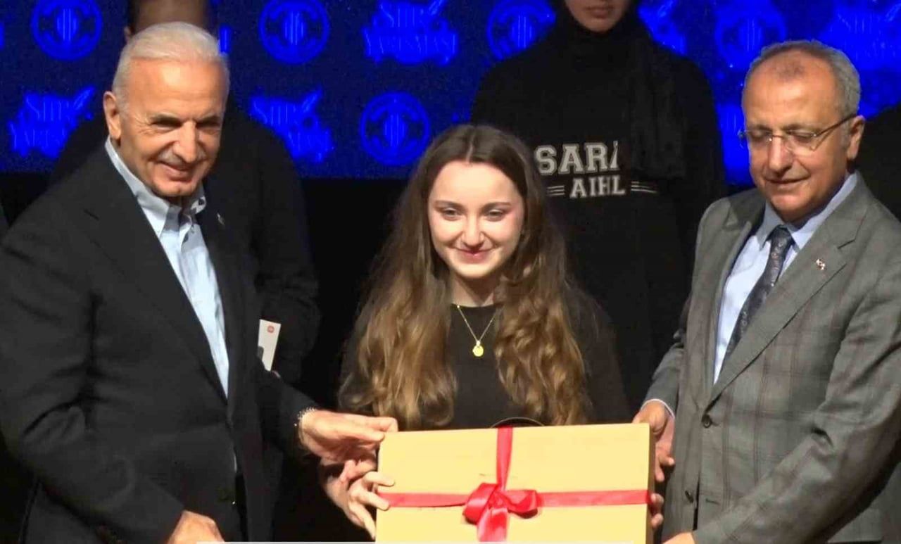 BÜYÜK ÇEKİŞMEYE SAHNE OLAN VE RENKLİ ANLARIN YAŞANDIĞI YARIŞMADA DERECEYE GİREN LİSELİ GENÇLERİN...