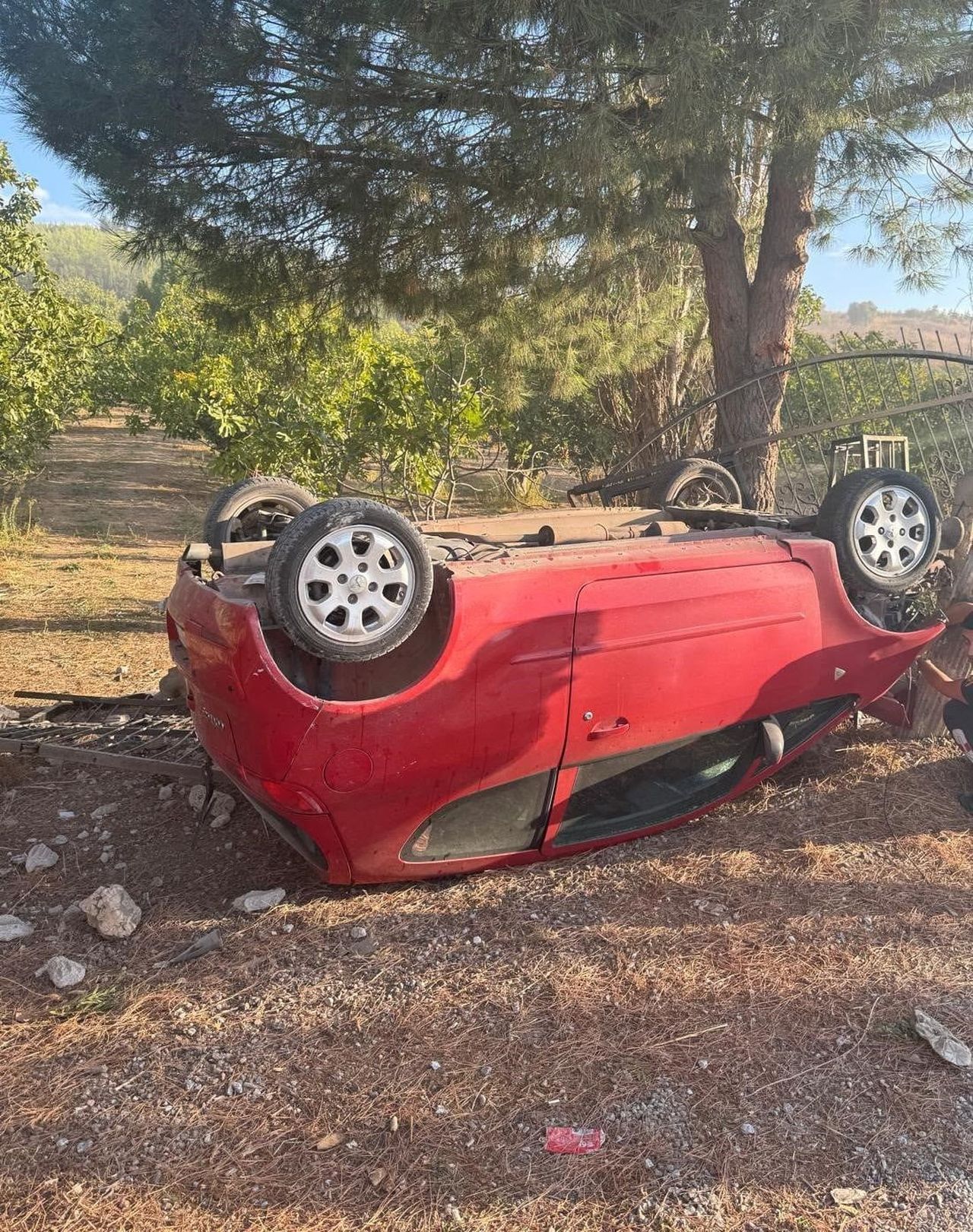 KUŞADASI’NDA OTOMOBİL TAKLA ATTI: 1 YARALI
