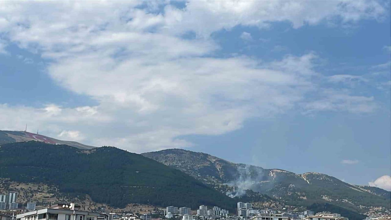 KAHRAMANMARAŞ’IN AHIRDAĞ BÖLGESİNDE ÇIKAN ORMAN YANGINI, EKİPLERİN HIZLI MÜDAHALESİYLE KONTROL...