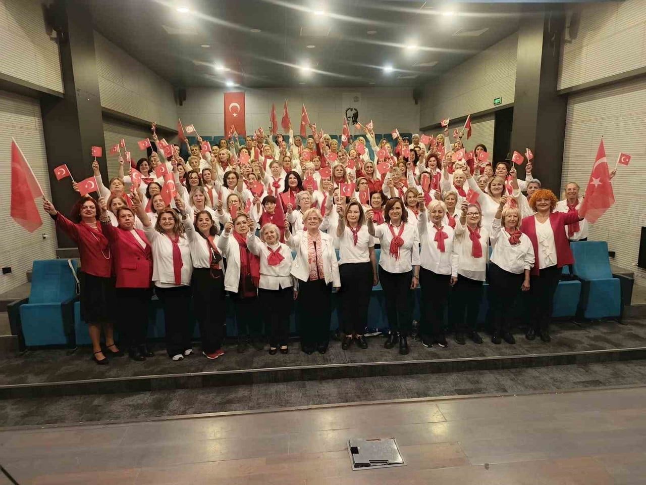 GÖNÜLLÜ ŞEF DR.AYSEL GÜREL İLE 21 YILDIR ÇALIŞMALARINI SÜRDÜREN, 11 ÜLKEDE KONSERLER VEREN VE...