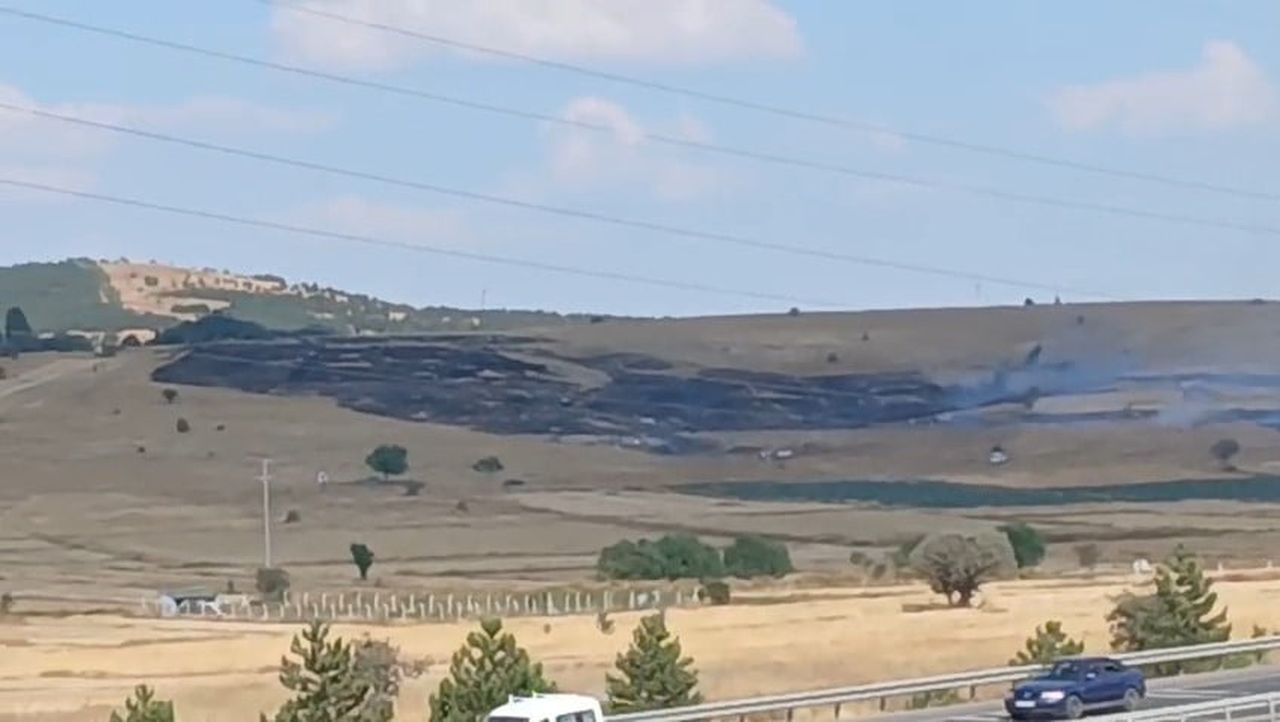 KÜTAHYA’DA OTLUK ALANDA ÇIKAN YANGIN BEKÇİ KULÜBESİNE SIÇRADI