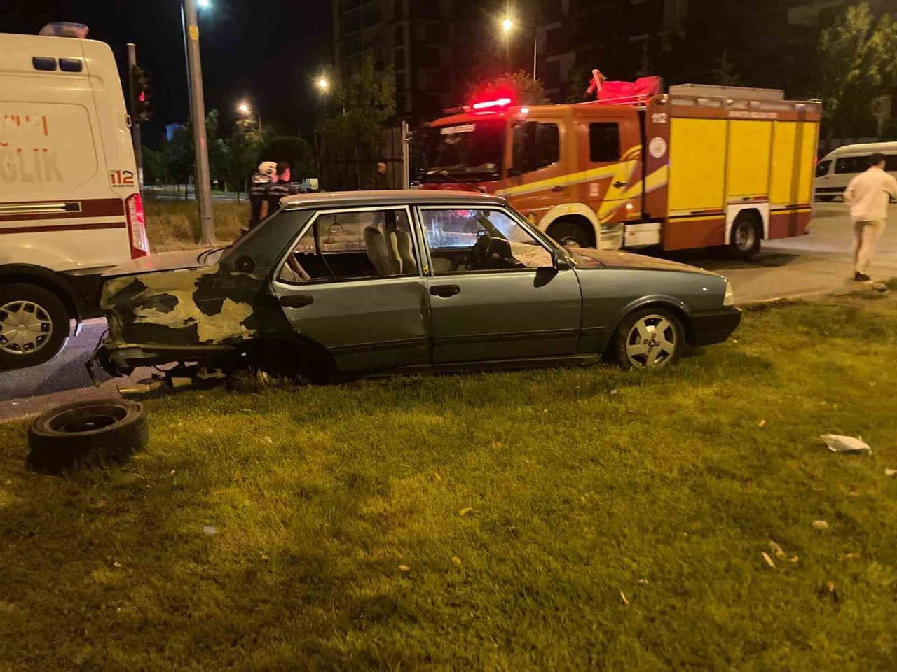 ISPARTA'DA OTOMOBİL İLE YOLCU MİNİBÜSÜNÜN KAVŞAKTA ÇARPIŞTIĞI KAZADA 4 KİŞİ YARALANDI.