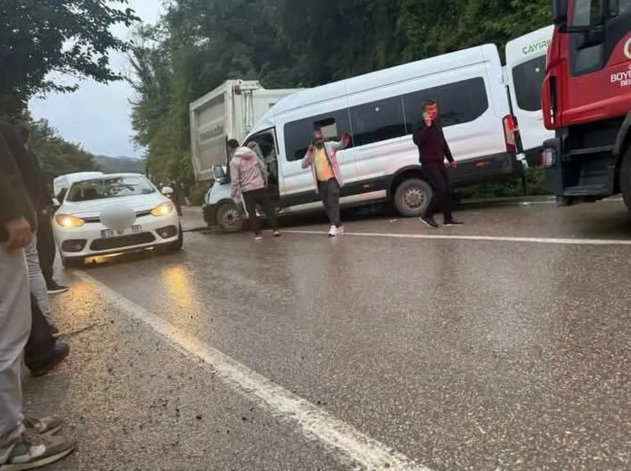 ORDU'DA YOLCU MİNİBÜSÜ İLE KAMYONUN ÇARPIŞTIĞI KAZADA 1 KİŞİ HAYATINI KAYBETTİ, 18'İ ÖĞRENCİ 23...