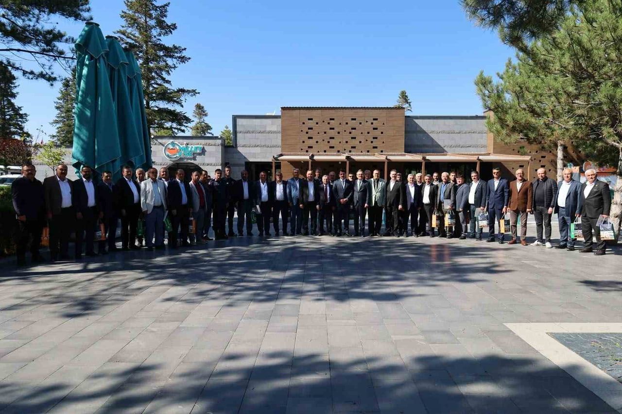 KONYA’NIN KARAPINAR İLÇESİNDE 19 EKİM MUHTARLAR GÜNÜ DOLAYISIYLA CUMHURİYET MEYDANI’NDA TÖREN...