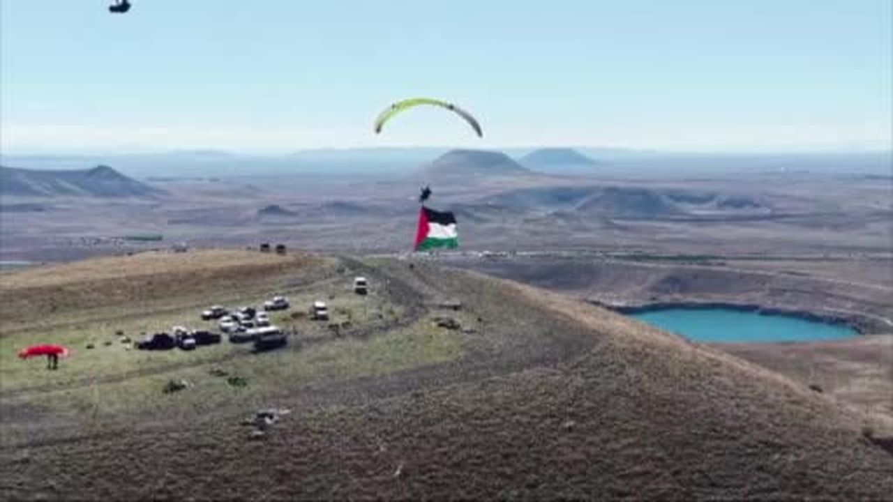 Yamaç paraşütü ile Filistin bayrağı açtı