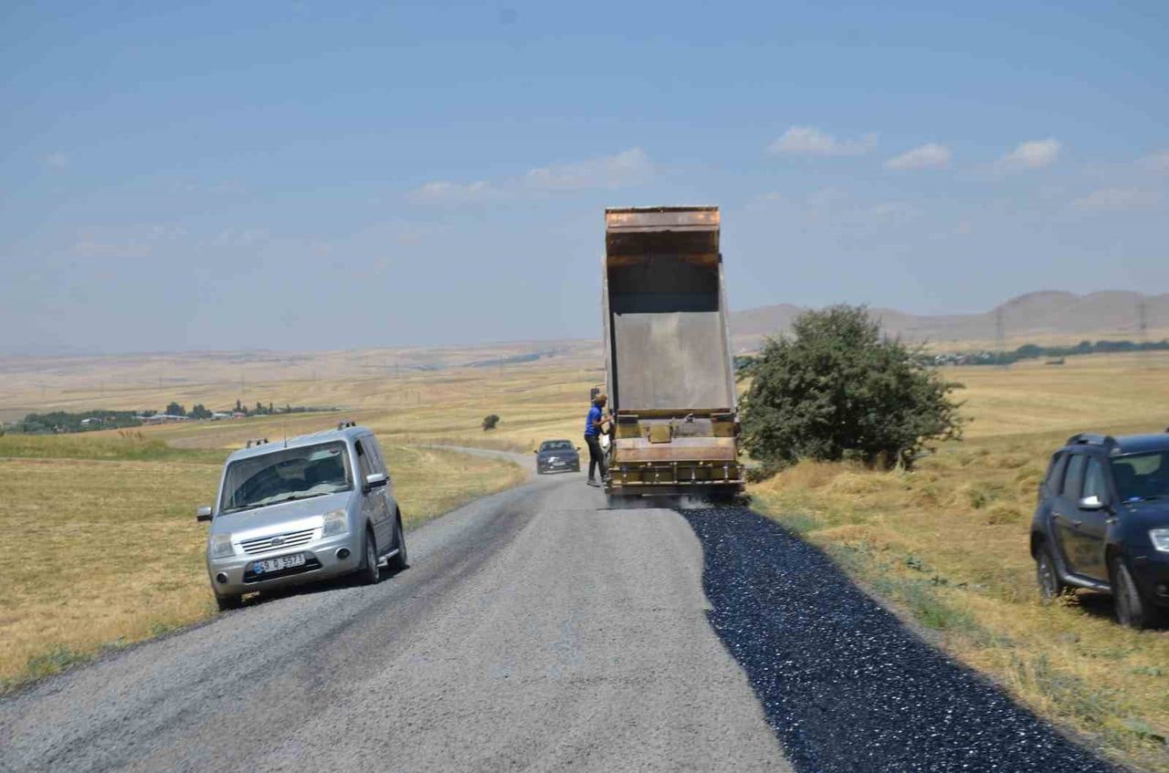 UZGÖRÜR'DE ASFALT VE ALTYAPI ÇALIŞMALARI SÜRÜYOR