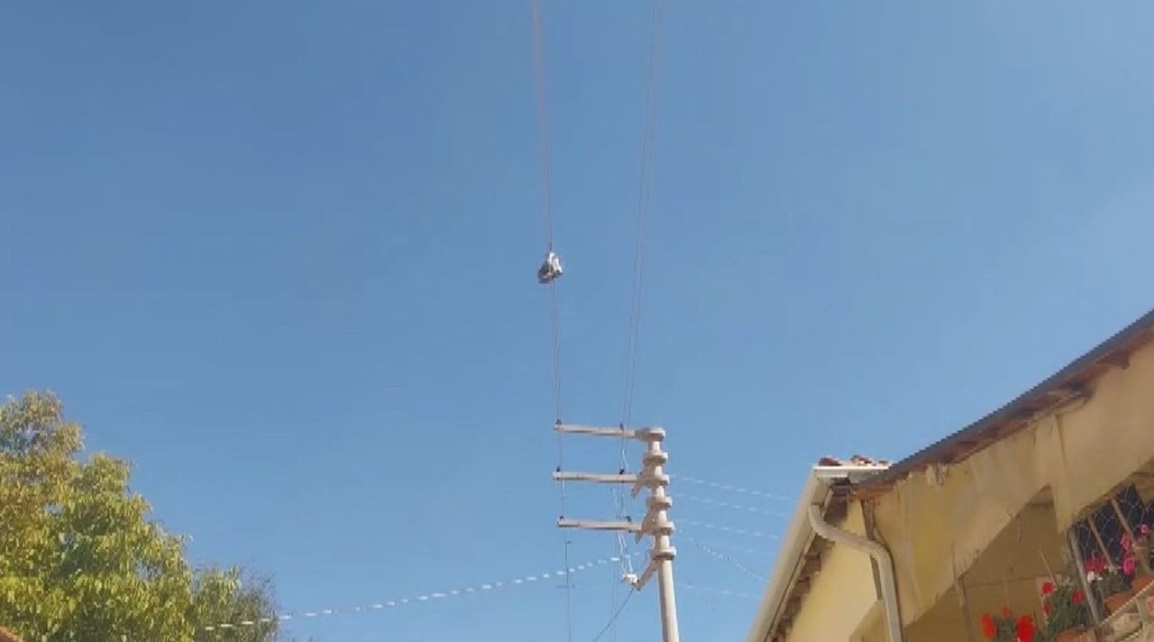 ESKİŞEHİR'DE YILLARDIR ELEKTRİK TELİNDE DURAN VE ORAYA NASIL KONULDUĞU BİLİNMEYEN BİR ÇİFT BOT...
