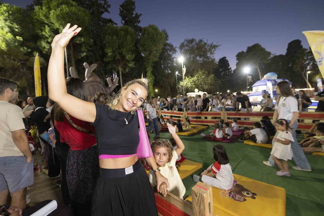 KÜLTÜRPARK’A AİLELERİNİN ELLERİNDEN TUTARAK GELEN MİNİKLER; BOYAMADAN DANSA, SEVİLEN ÇİZGİ...