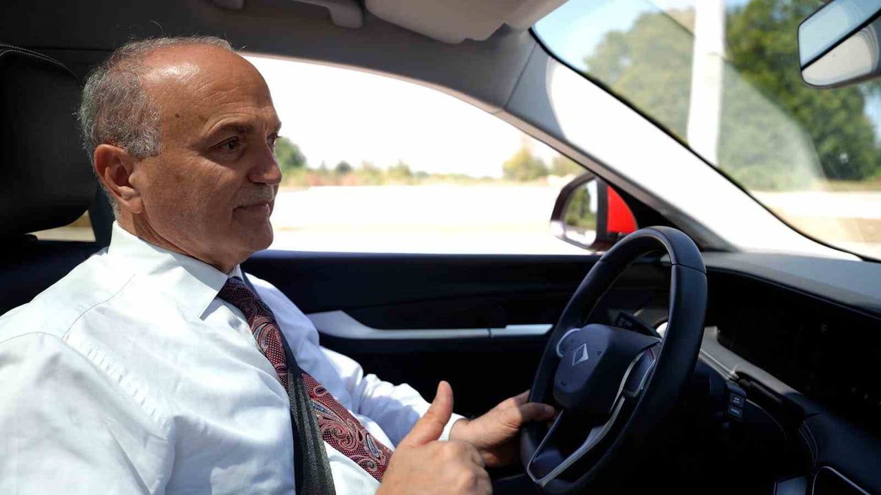 DÜZCE BELEDİYE BAŞKANI DR. FARUK ÖZLÜ, TÜRKİYE’NİN İLK YERLİ VE MİLLİ OTOMOBİLİ TOGG İLE YAPTIĞI...