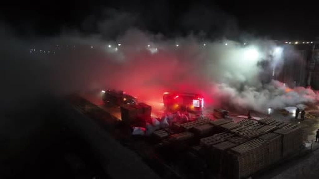 Fabrika bahçesindeki yangın söndürüldü