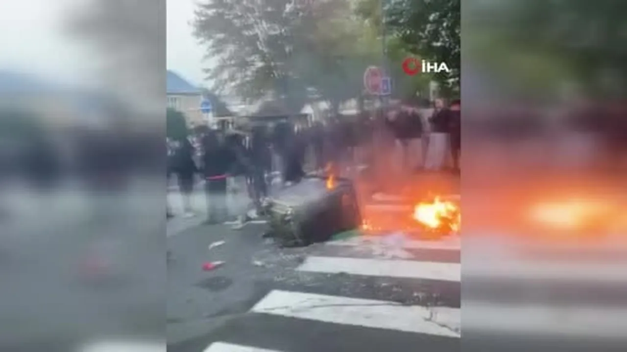 Fransa’da kamu çalışanları ve itfaiyecilerin protestosu ile yeniden alevlenen lise protestolarında...