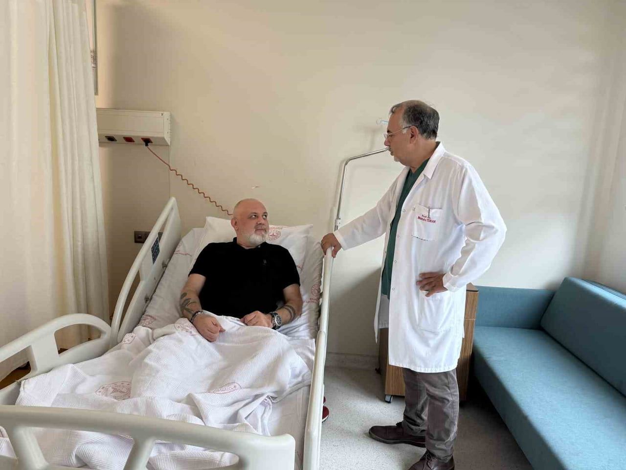 ERSAN AKÇİL (SOLDA), GENEL CERRAHİ UZMANI PROF. DR. MUSTAFA TURAN (SAĞDA).