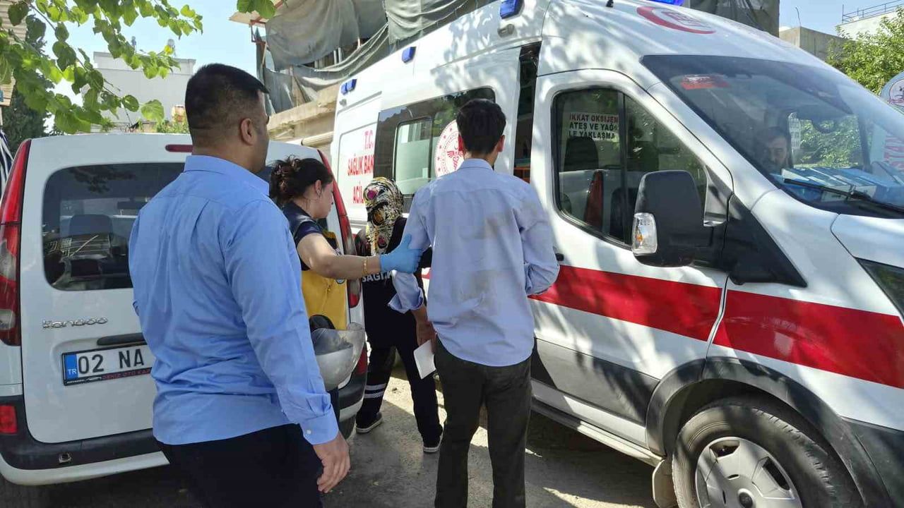 ADIYAMAN’DA DİREKSİYON HAKİMİYETİNİ KAYBEDEN MOTOSİKLET SÜRÜCÜSÜ YARALANDI.