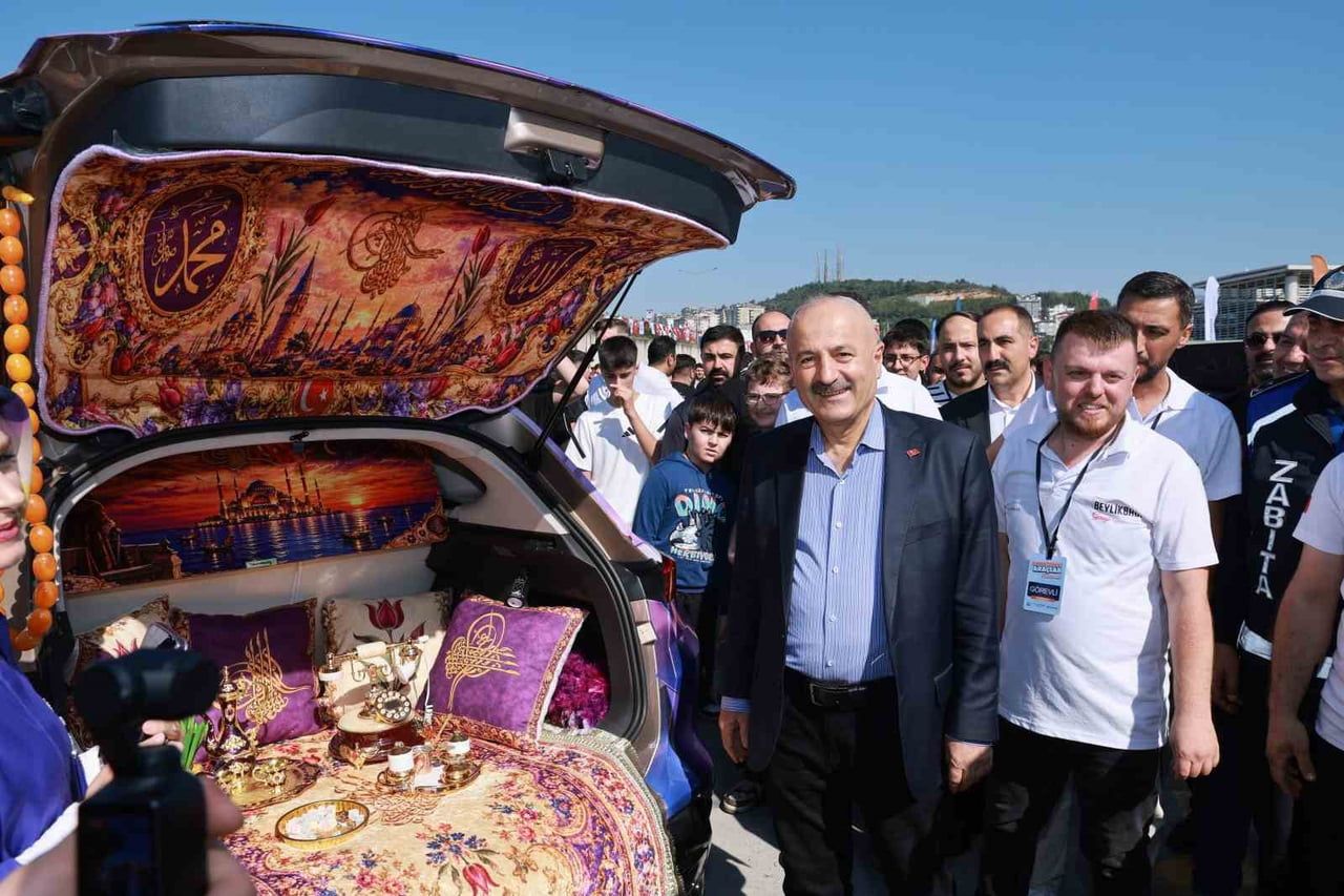 GEBZE BELEDİYESİ TARAFINDAN DÜZENLENEN 3. MODİFİYELİ ARAÇLAR FESTİVALİ'NDE OTOMOBİL MERAKLILARI...